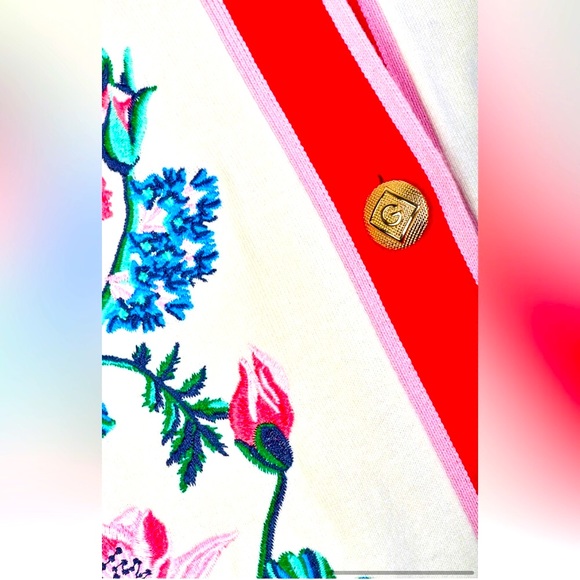 Beautiful embroidered Gant Vest with gorgeous details and gold buttons. - Picture 4 of 4